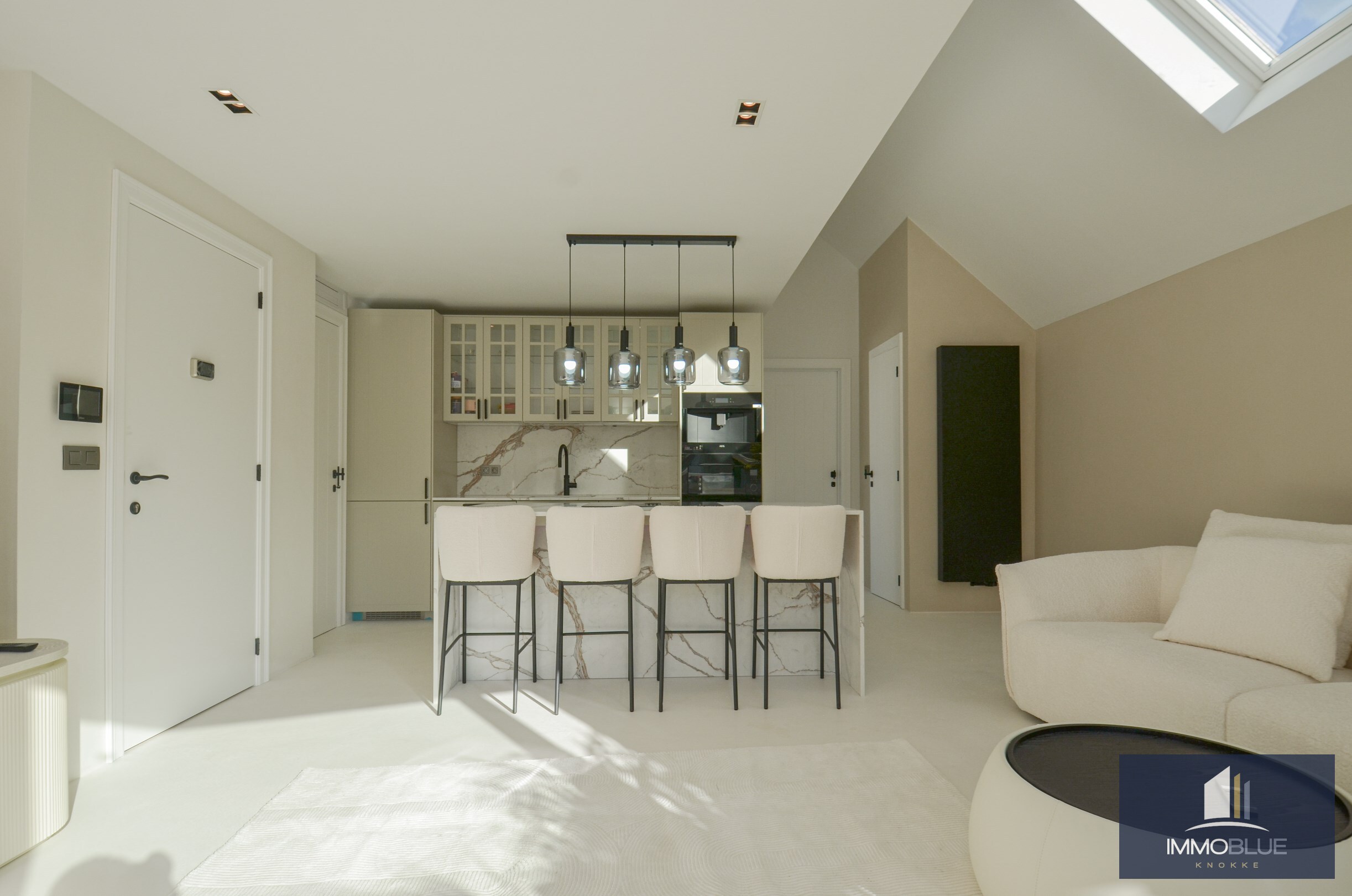 EXCLUSIF : Appartement en duplex avec grande terrasse situé dans une résidence neuve à petite échelle de style Art Déco. 