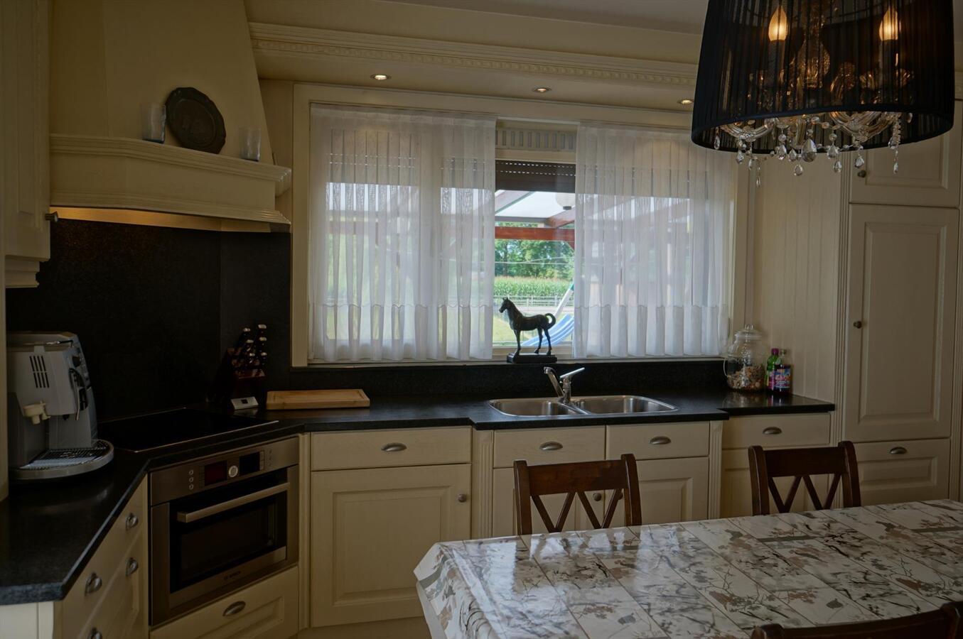 Landhuis met stallen, piste en weide op ca. 3800m² te Neerpelt (Limburg) 