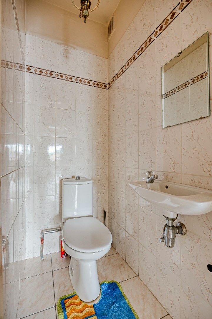apart toilet