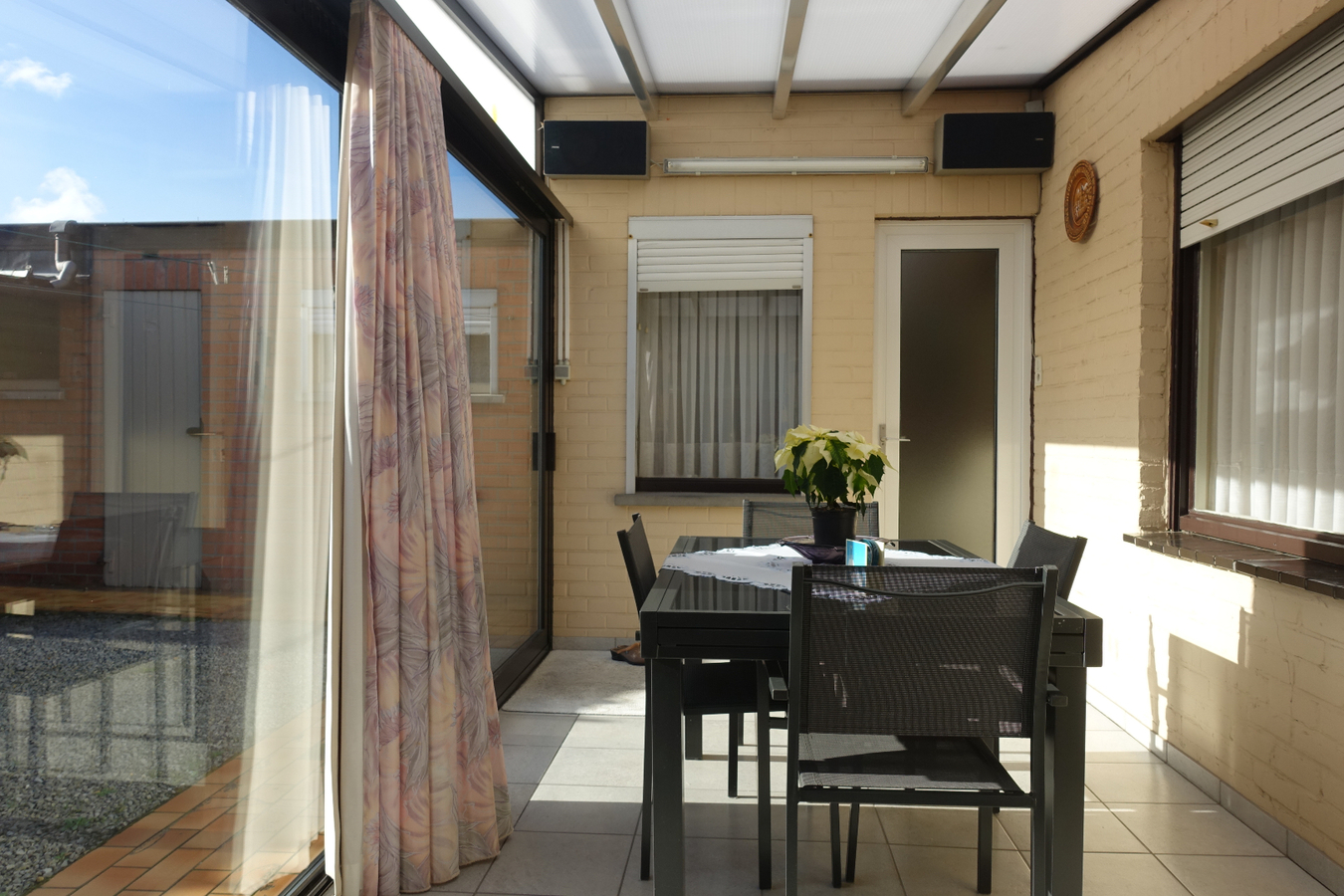 Half-open woning met 4 slaapkamers op unieke ligging 