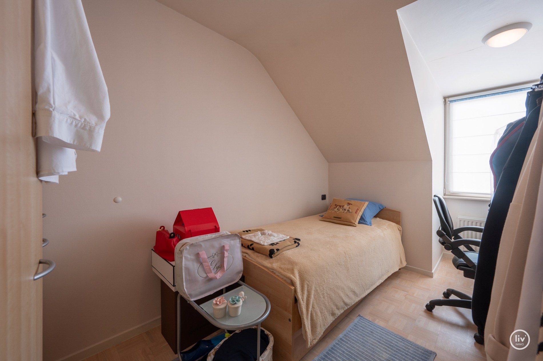 Fraaie bel-étage woning in het centrum van Knokke met Schoonheidssalon op het gelijkvloers. 