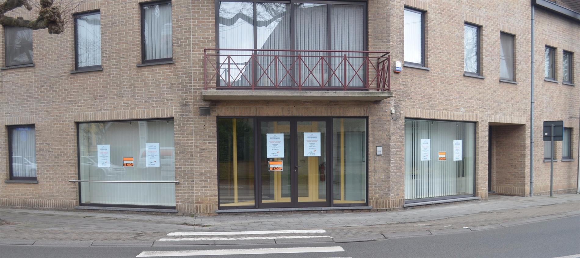 Handelspand met parkeer-gelegenheid te centrum Lembeke 