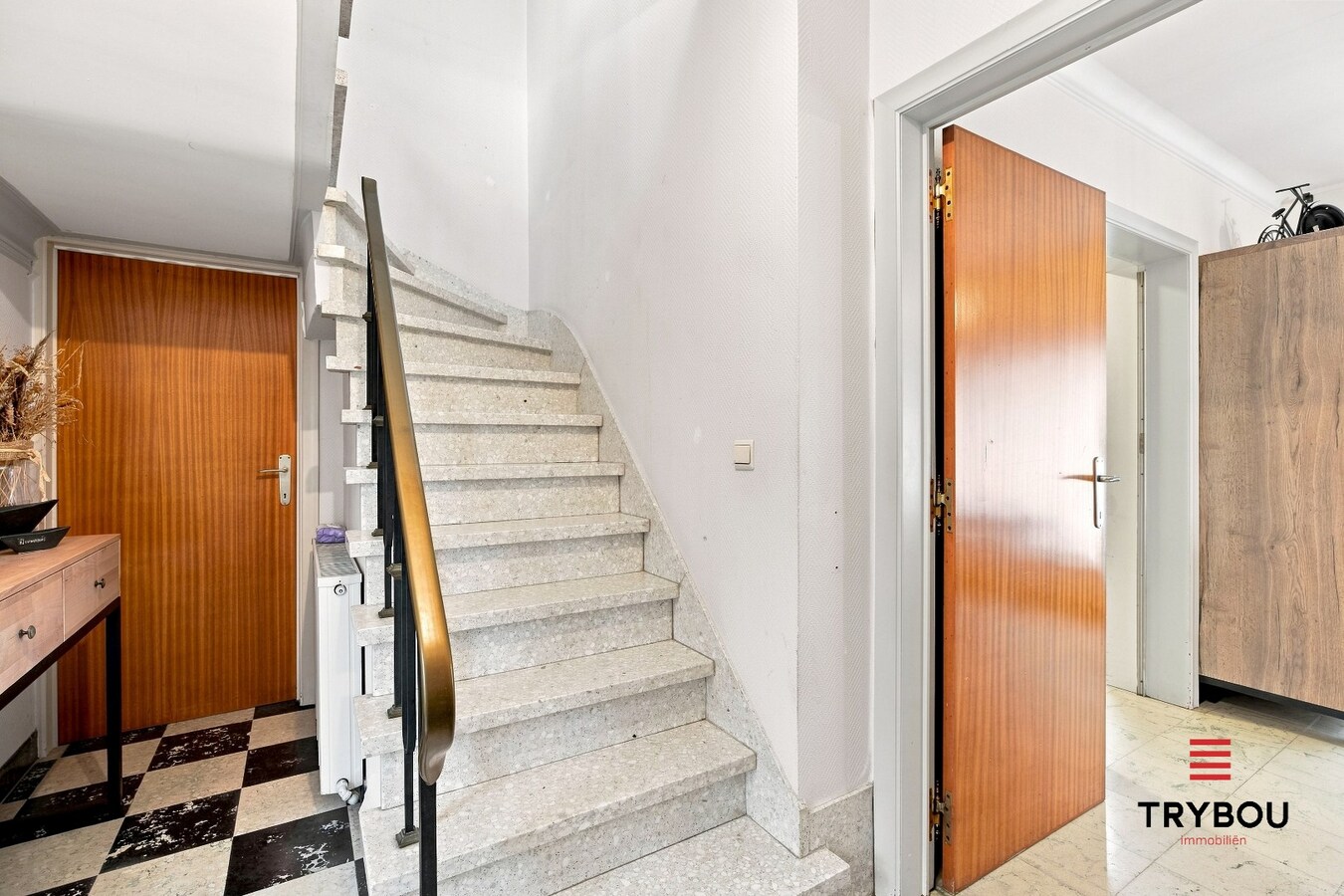 Uitstekende gelegen woning met loods en tuin! 