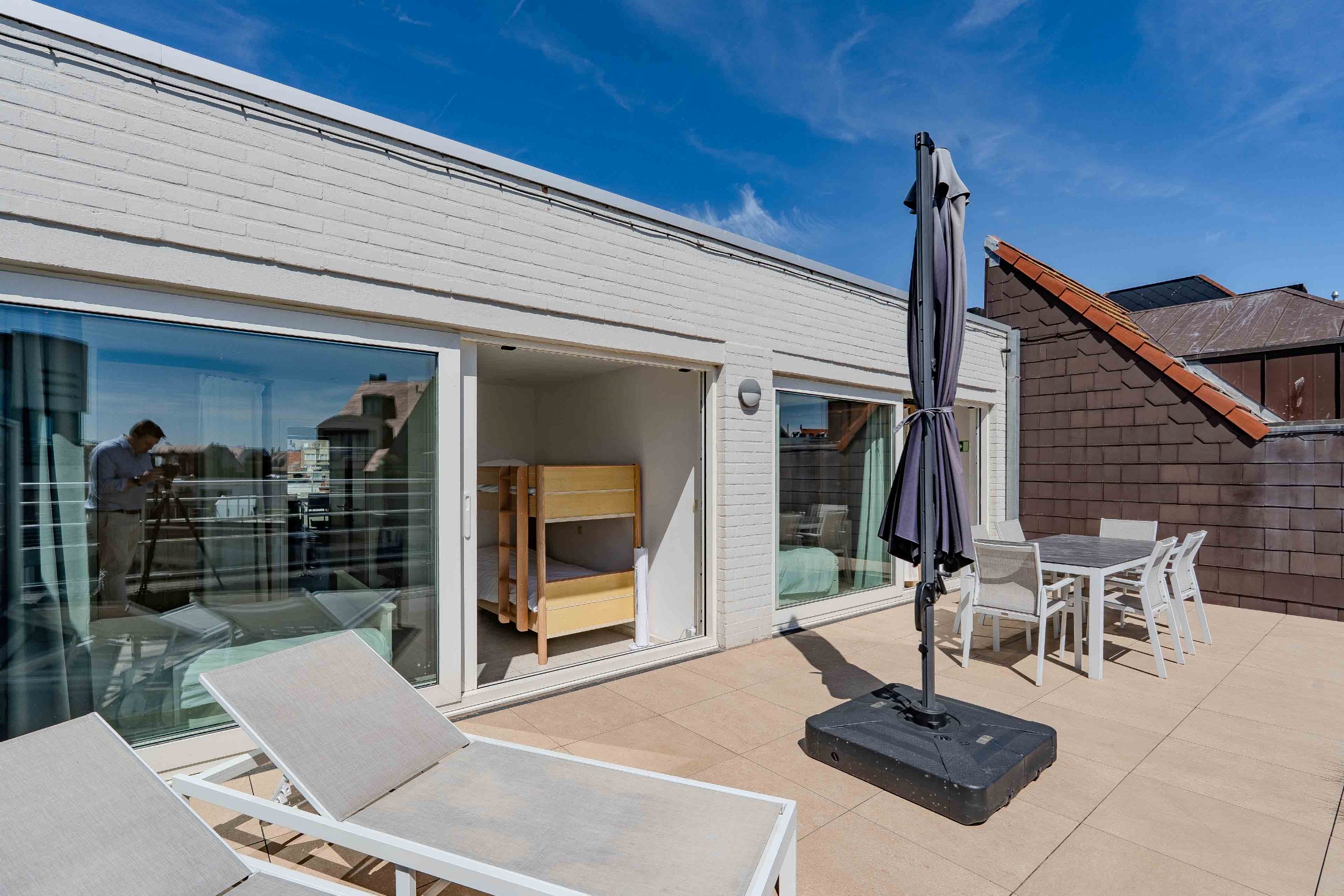 Schitterend penthouse met 2 slaapkamers, ruime terrassen en zijdelings zeezicht. 