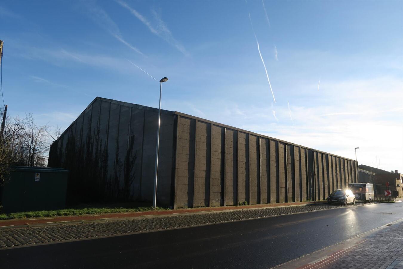 Ruime loods (+-1000m²) gelegen in Industriegebied type II 