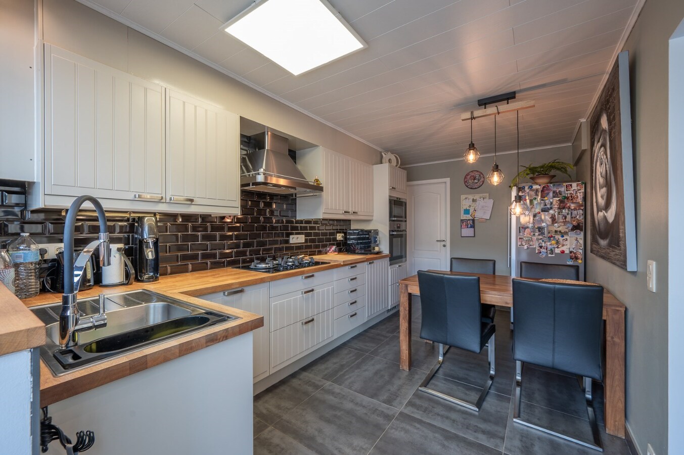 Rustig gelegen halfopen bebouwing met tuin en twee garages te Heist 