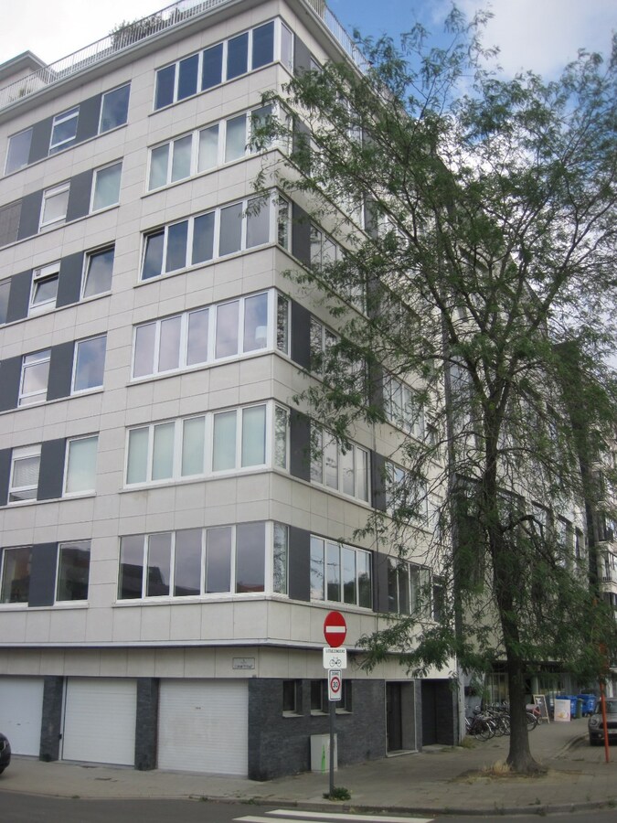 Luxueus appartement met garage en berging (kelder). 