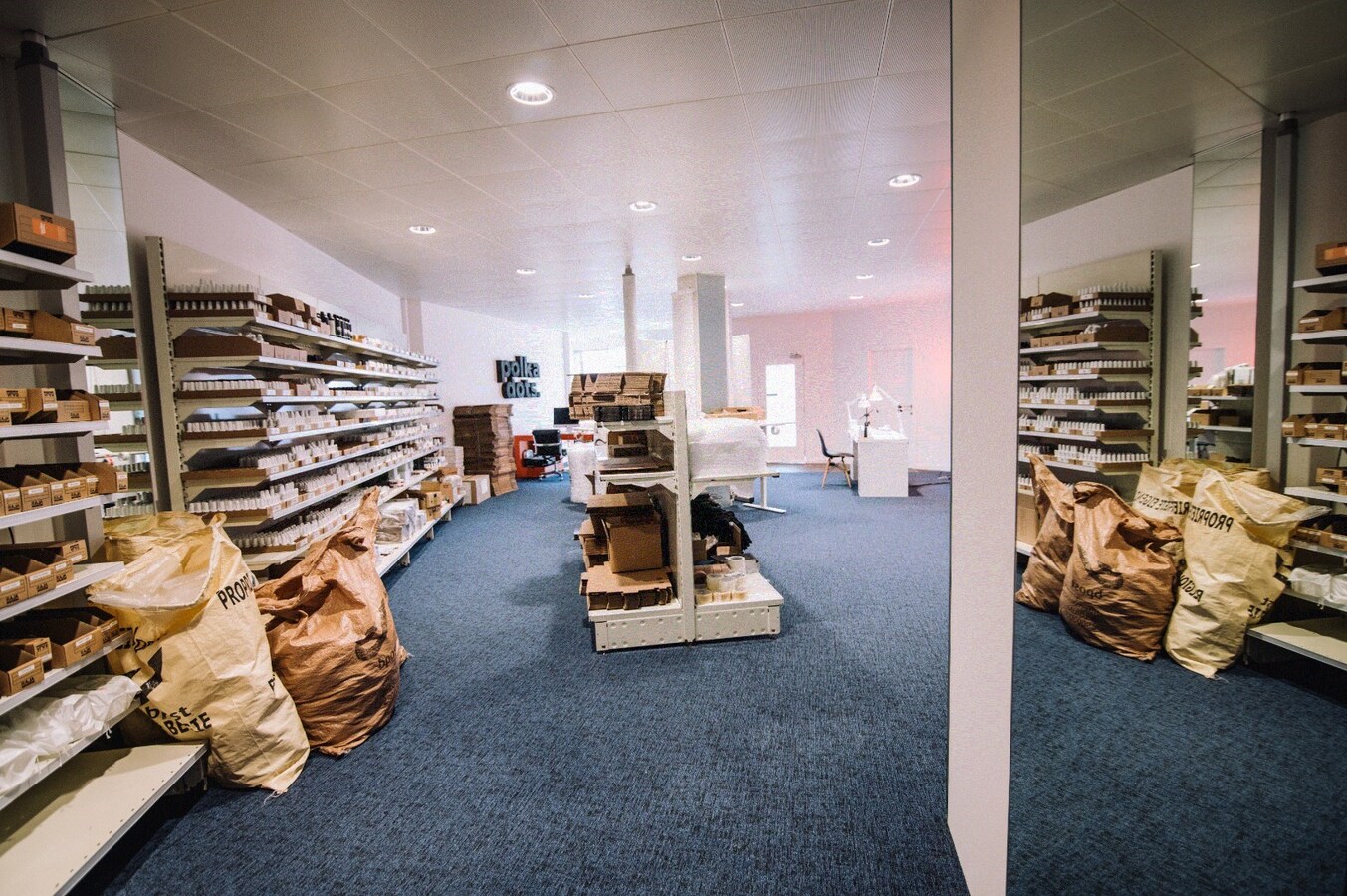 Ruim commercieel pand met parking. Uitstekende ligging nabij station en ziekenhuis. 