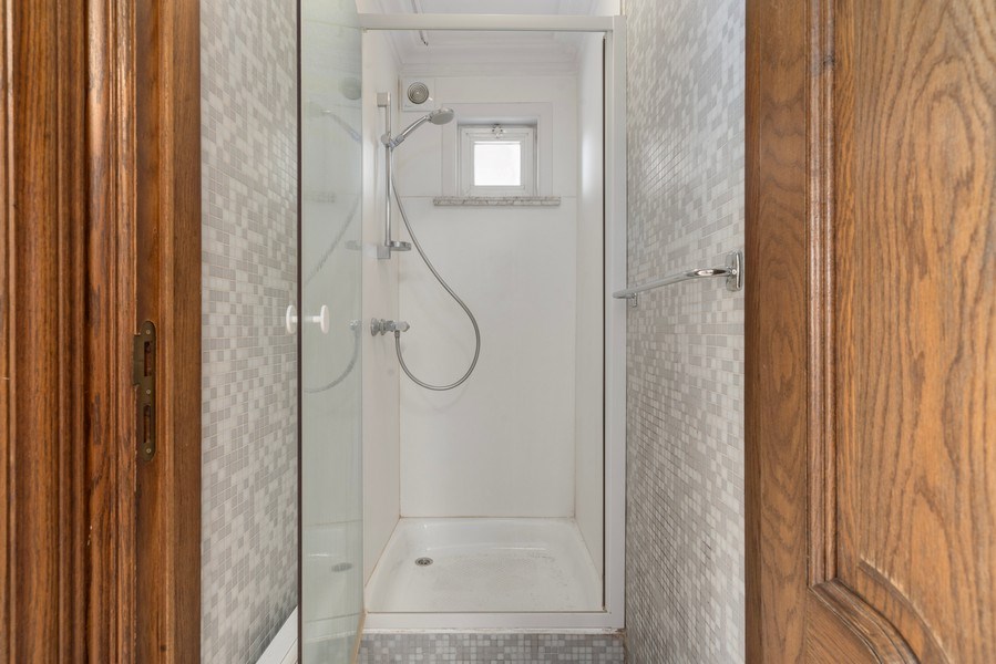 Bedrijfspand met optioneel woonst te huur in Dikkelvenne