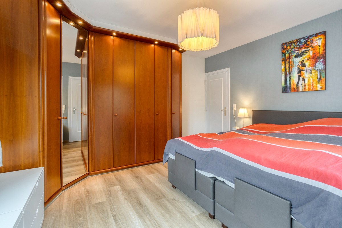 Charmante energiezuinige halfopen bebouwing met 4 slaapkamers, bureau en tuin in centrum Brasschaat 