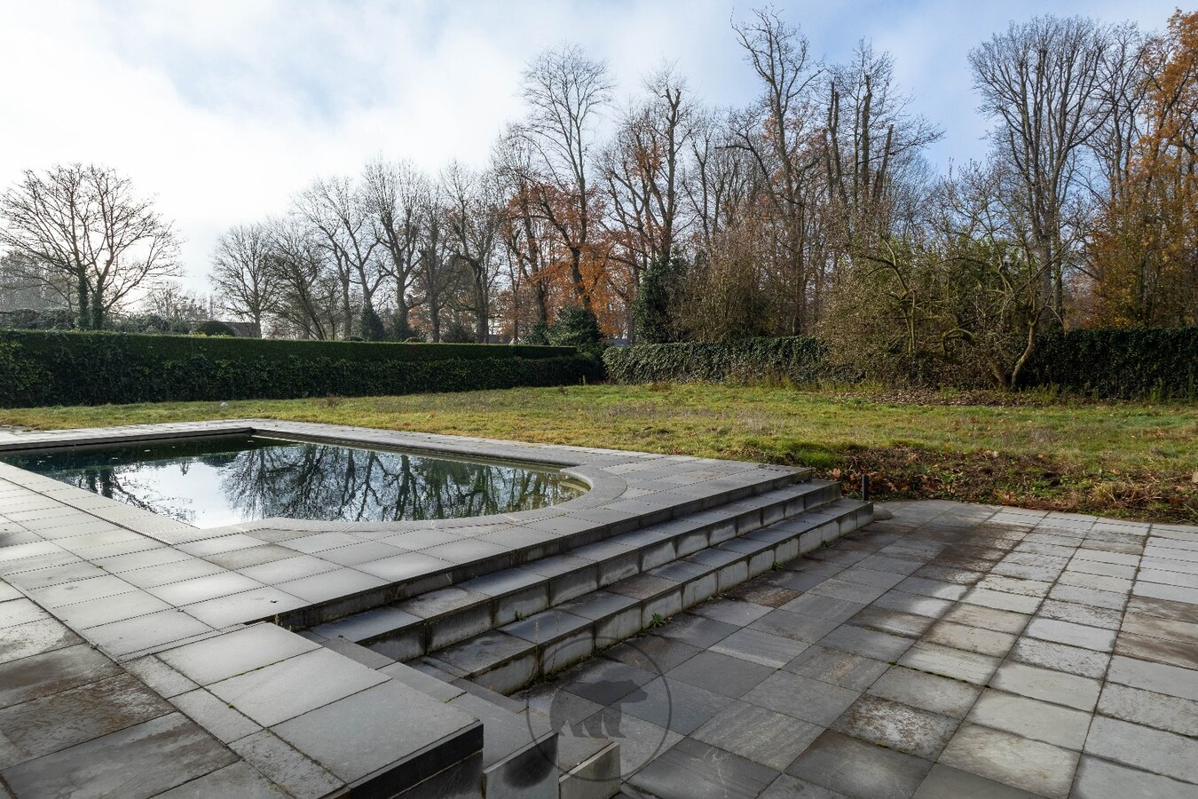 Op te frissen villa op residentiële droomlocatie 