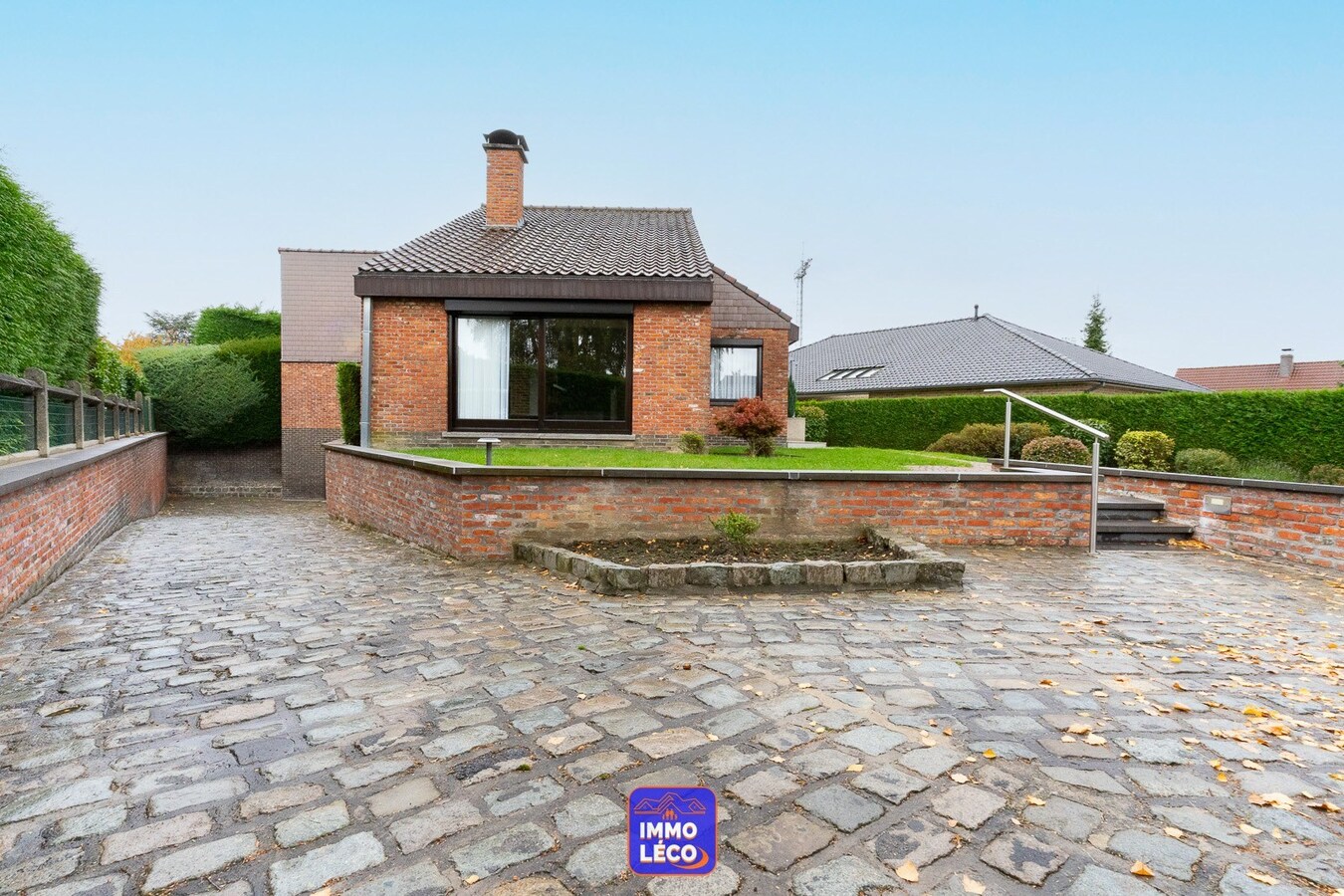 Villa d'architecte érigée sur 712m² avec jardin, double garage, parking privatif, dans un clos prisé ! 