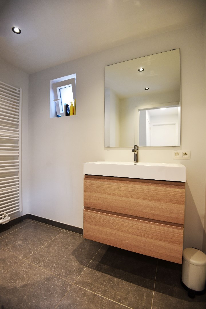 Gerenoveerde open bebouwing met 3 slaapkamers, terras en garage 