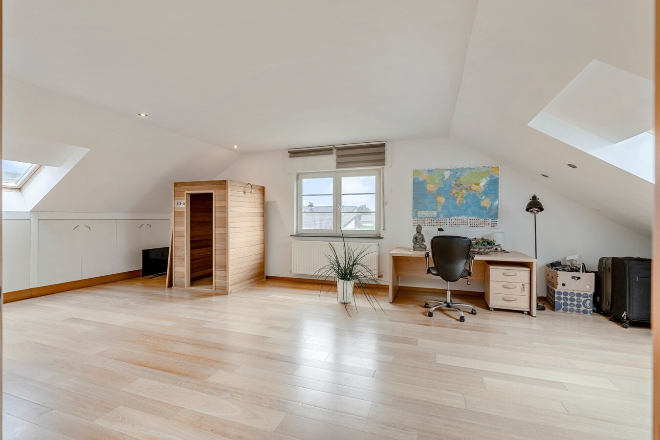 Verrassend ruim , vrijstaand landhuis op een perceel van 6a18ca. 