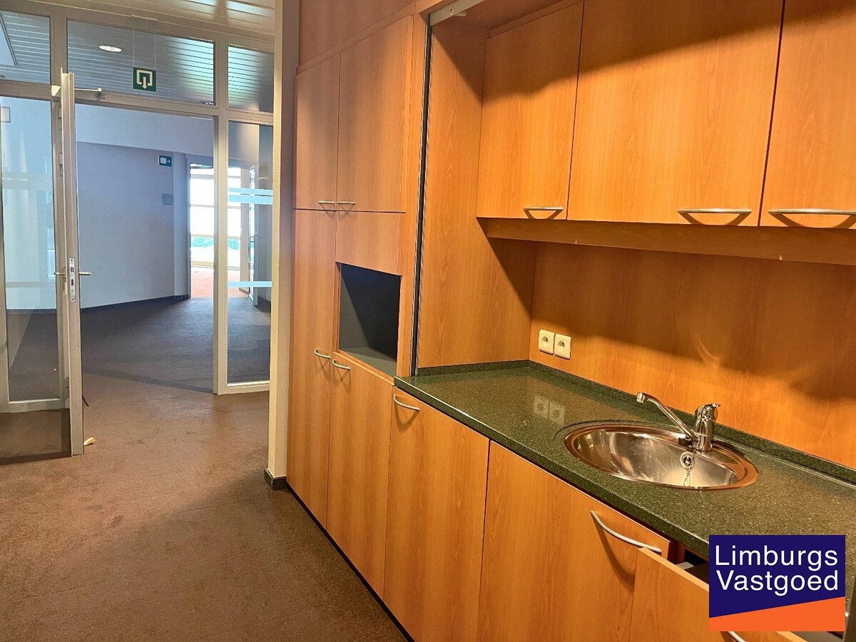 Handelsgelijkvloers 433m² met 3 parkings en kelder op commerciële topligging 