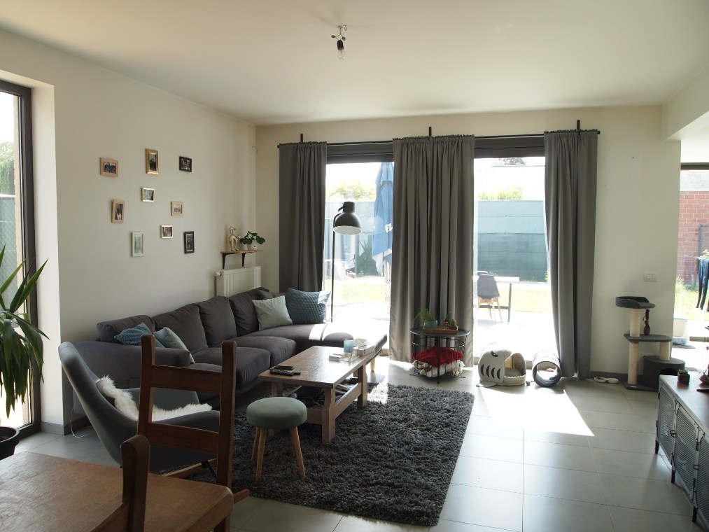 Ruime recente halfwoning met 3 slaapkamers, tuin en garage,  Tategemstraat 34, 8790 Waregem 