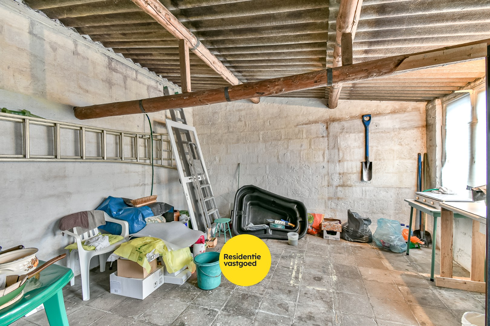 Te renoveren gezinswoning met drie slaapkamers en zongerichte tuin 