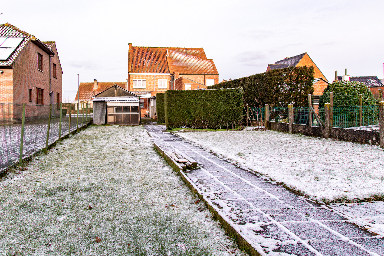 Op te frissen HoB met 3 slpks, rustig gelegen te Adegem 