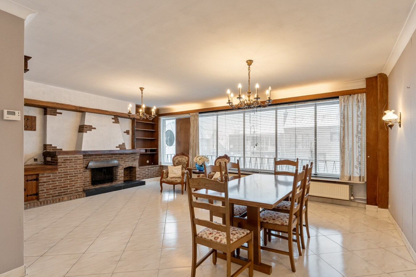 Centraal gelegen gebouw bestaande uit een handelspand op het gelijkvloers en een bovenliggend duplex-appartement! 