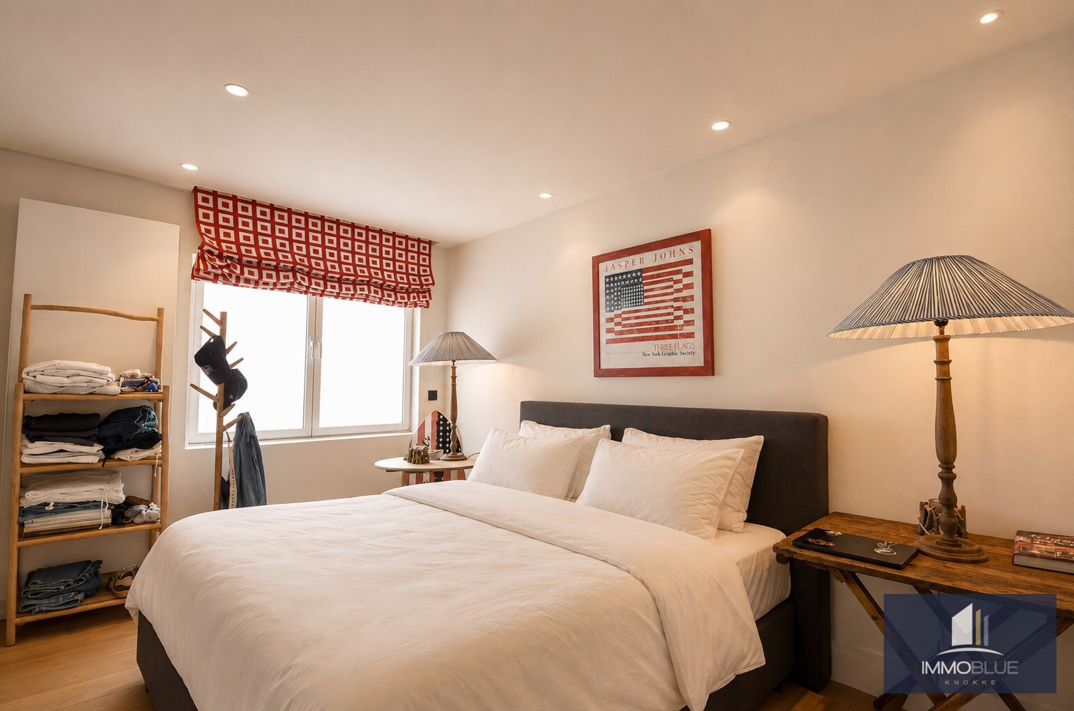 Stijlvol hoekappartement met tijdloze elegantie en een open zicht op de Kustlaan. 