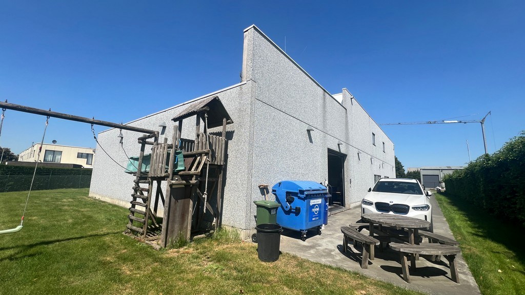 Bedrijfspand met appartement te koop nabij N47 in Lebbeke