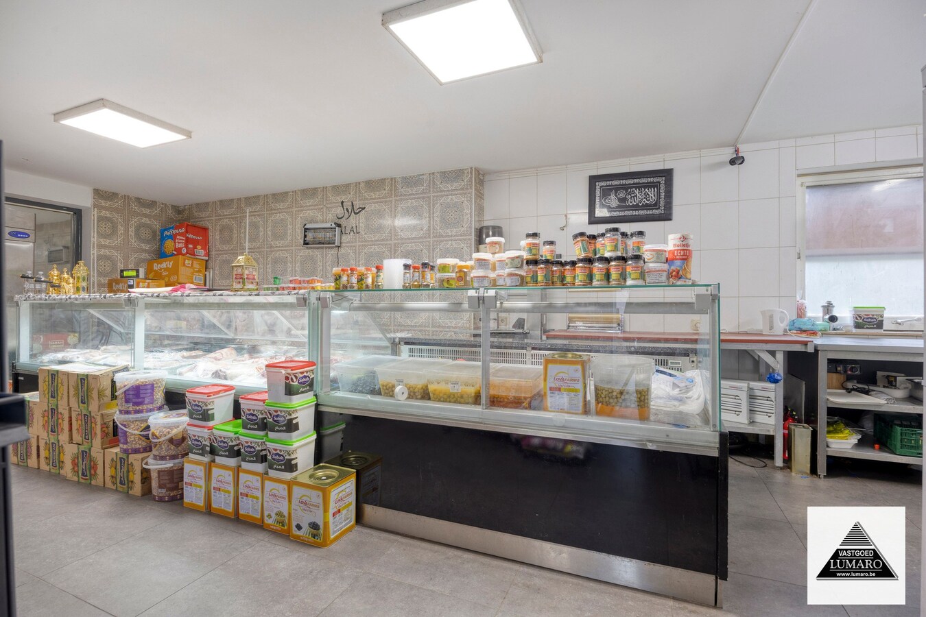 Handelsruimte 87 m² met opslag 64 m² en inpandige garage. 