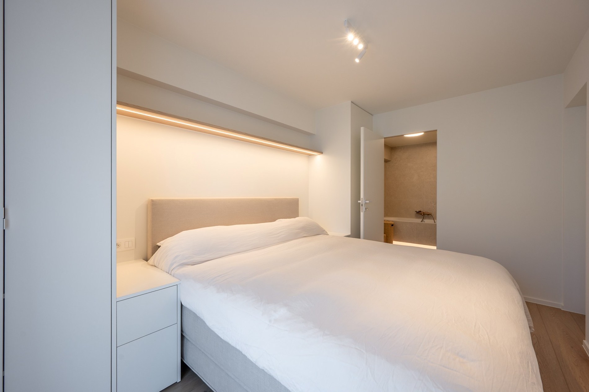 Aangenaam 3 slaapkamerappartement met zijdelings zeezicht op een aangename ligging vlakbij het Lichttorenplein te Knokke. 