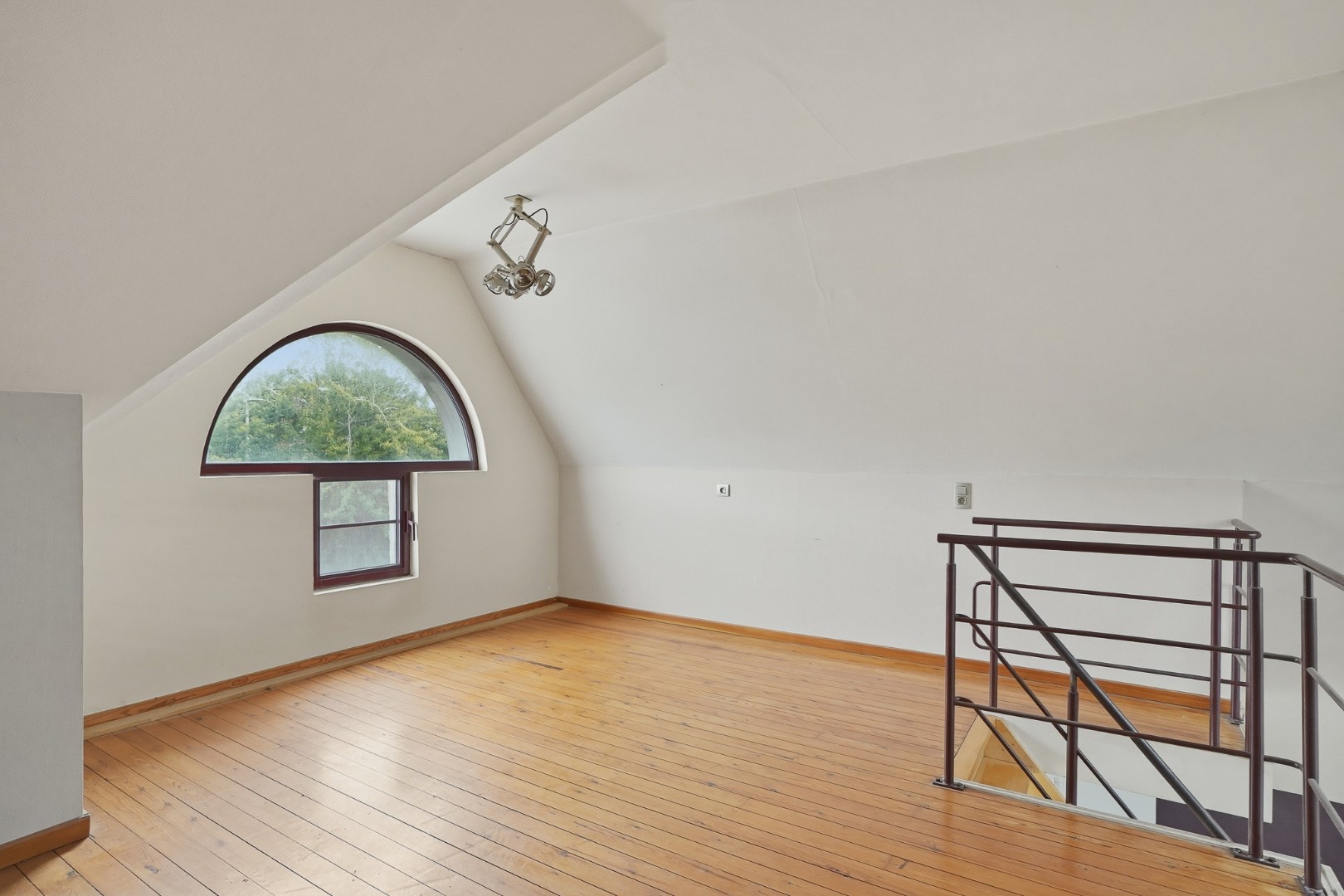 Lichtrijke woning met renovatiepotentieel te Assebroek 