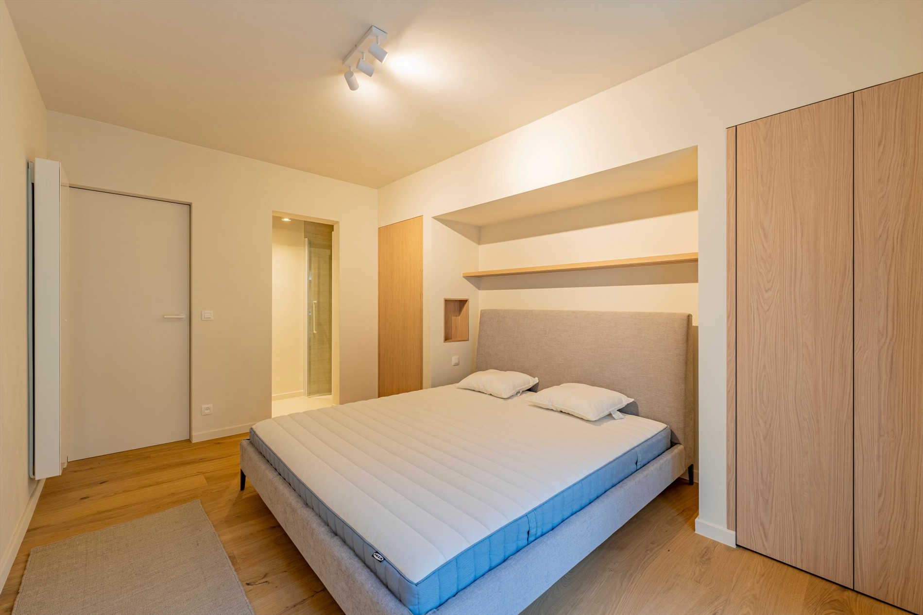 Prachtig ruim appartement met 3 slaapkamers en terras centraal gelegen op de Zoutelaan te Knokke. 