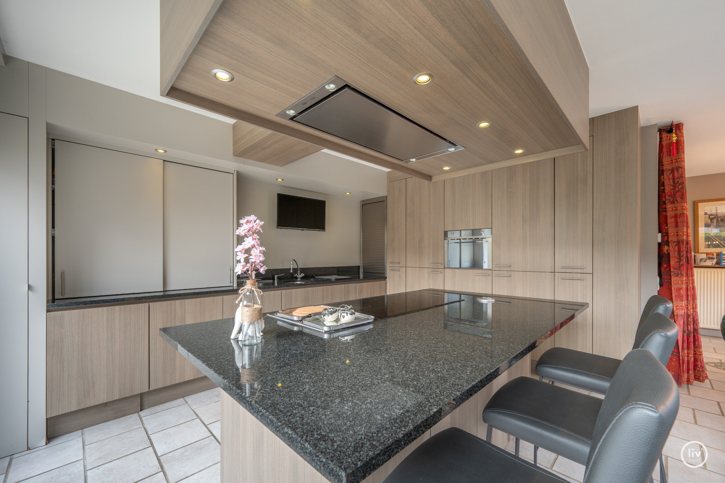 Ruime woning met 4 slaapkamers gelegen in centrum Knokke vlakbij Duinenwater. 