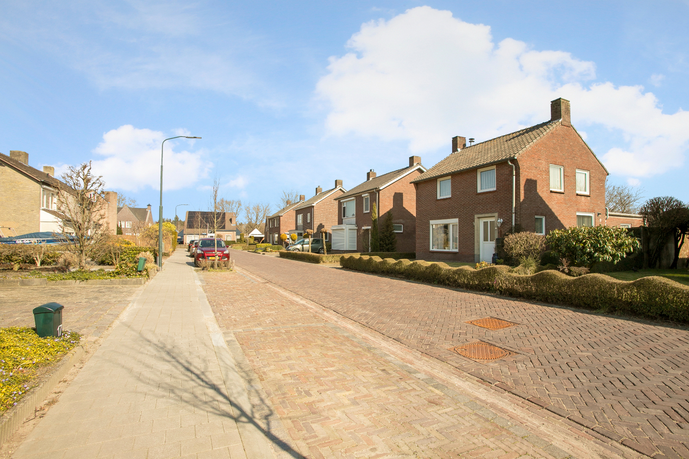 Vrijstaande woning met garage gelegen op een perceel van 556 m2. 