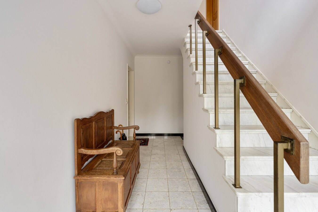 Gelijkvloers, degelijk appartement met 2 slaapkamers, ruim terras, carport en garage. 