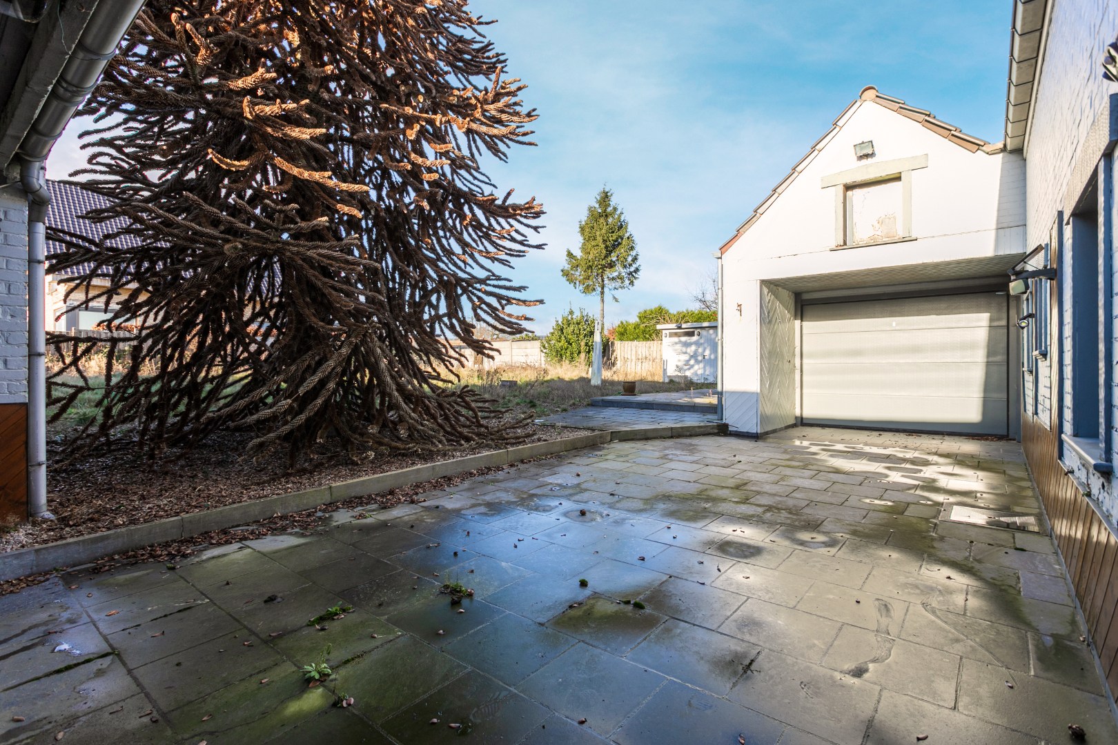 Te renoveren fermette met 3 slpk, bijgebouw en garage en mogelijkheid tot uitbreiding (bouwgrond) 