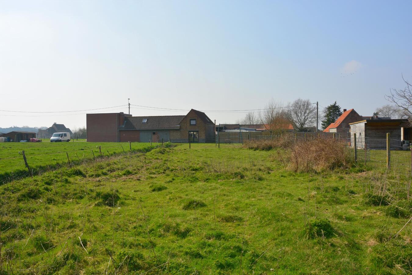 Op te knappen vrijstaande woning 