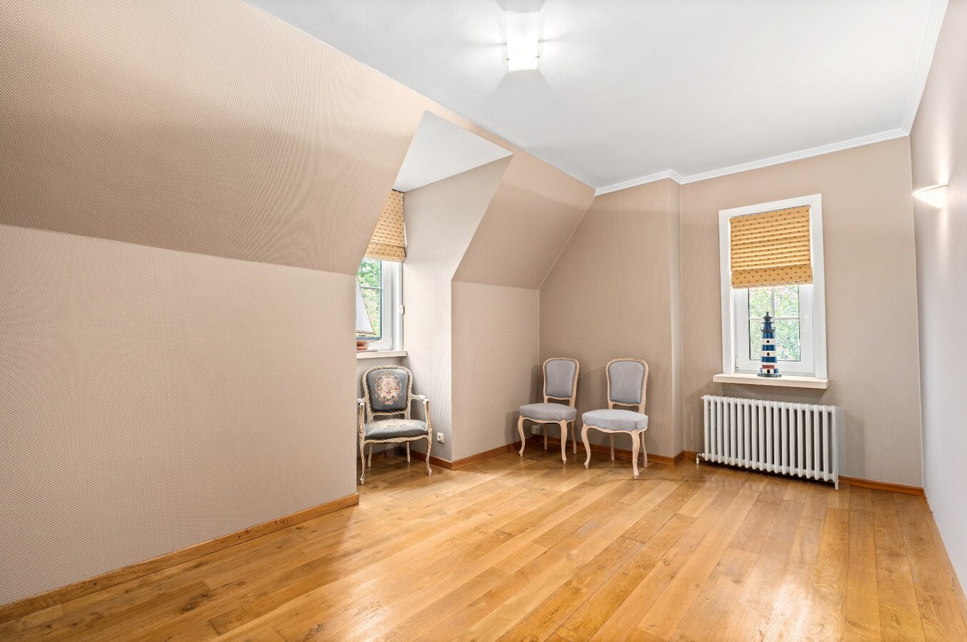 Instapklare, hoogwaardig afgewerkte woning op 1.214 m² met 4 slaapkamers en dubbele garage 