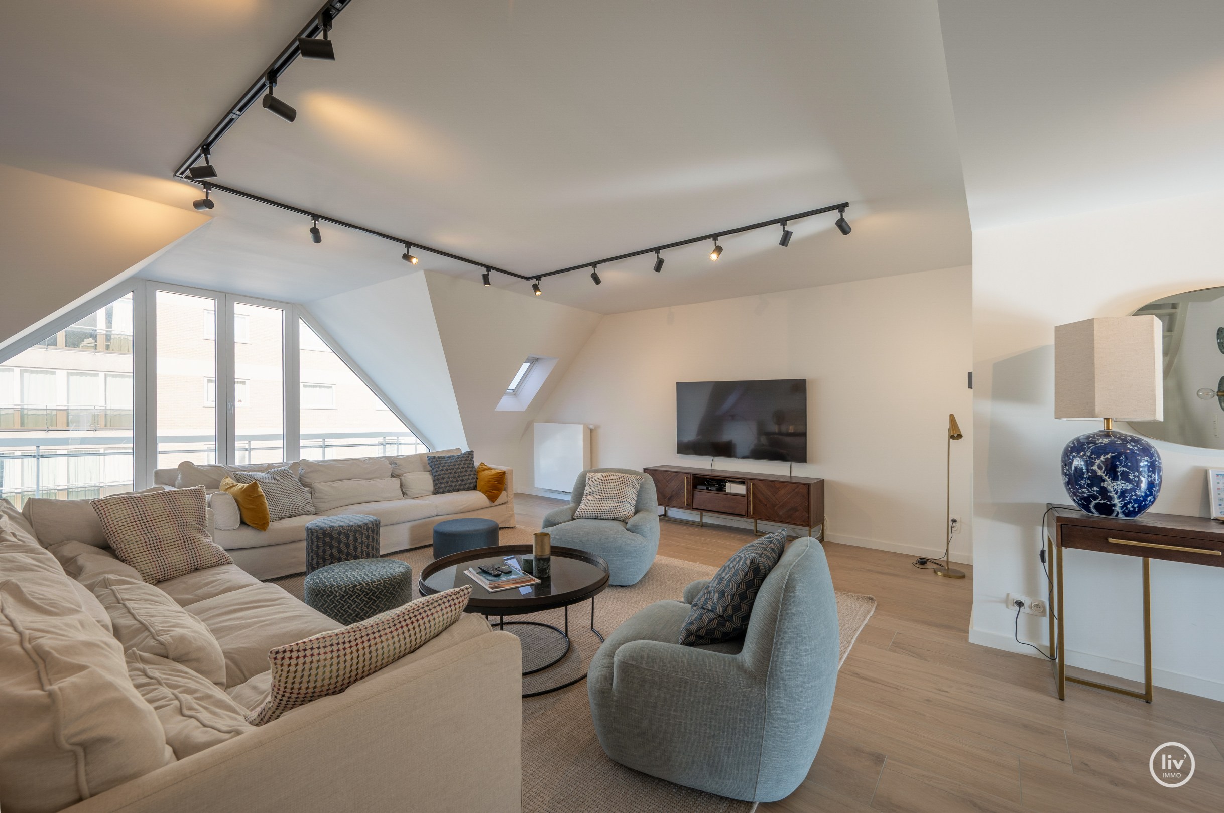 Appartement en triplex prêt à emménager situé près de la place Rubens avec vue latérale sur la mer. 