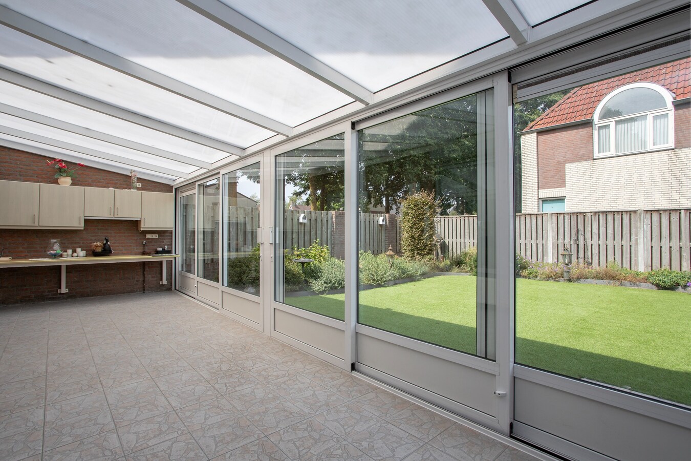 Vrijstaande degelijk gebouwde woning met inpandige dubbele garage. 