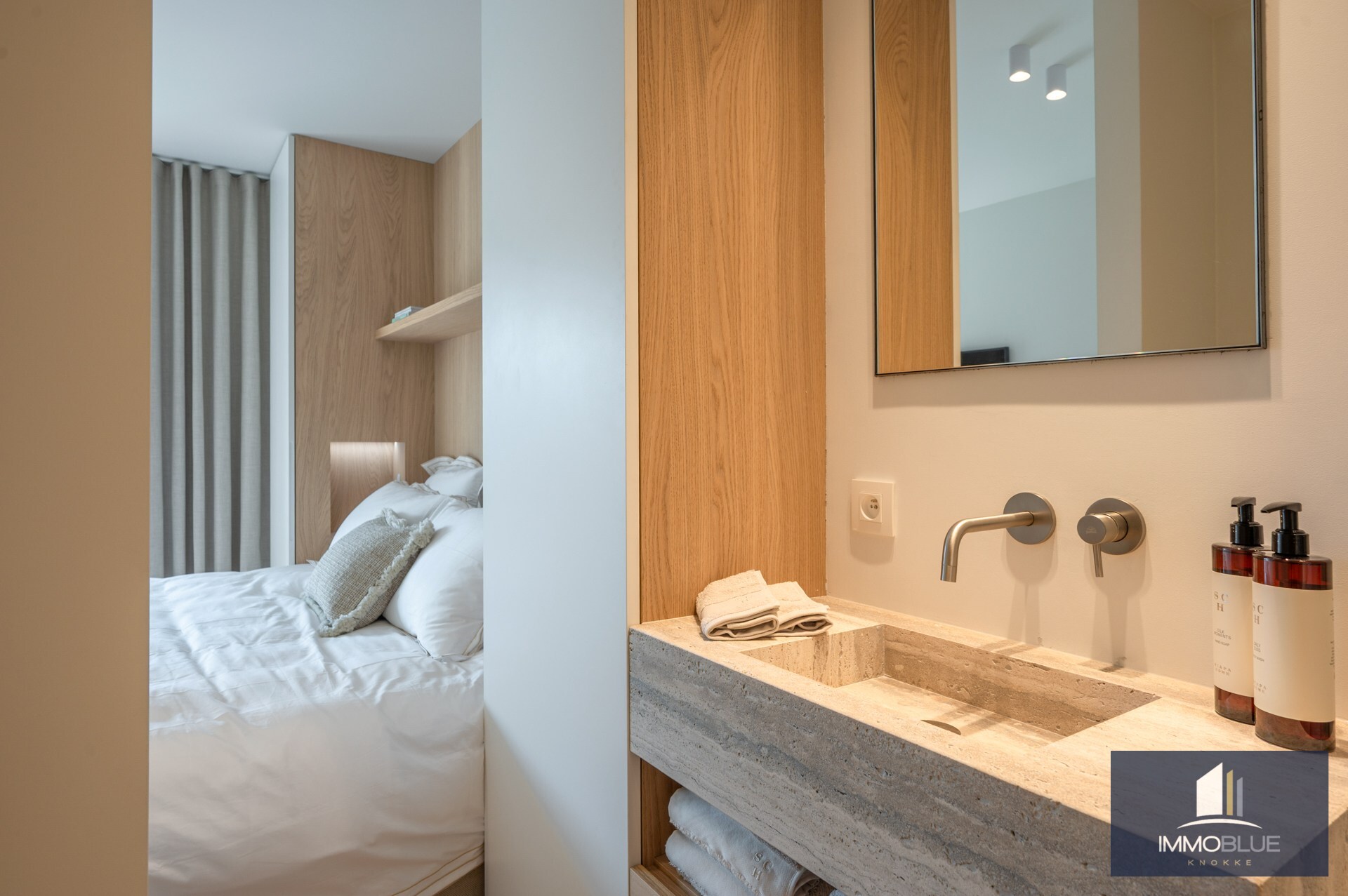 Stijlvol volledig gerenoveerd drie-slaapkamer appartement op toplocatie nabij het Lichttorenplein. 