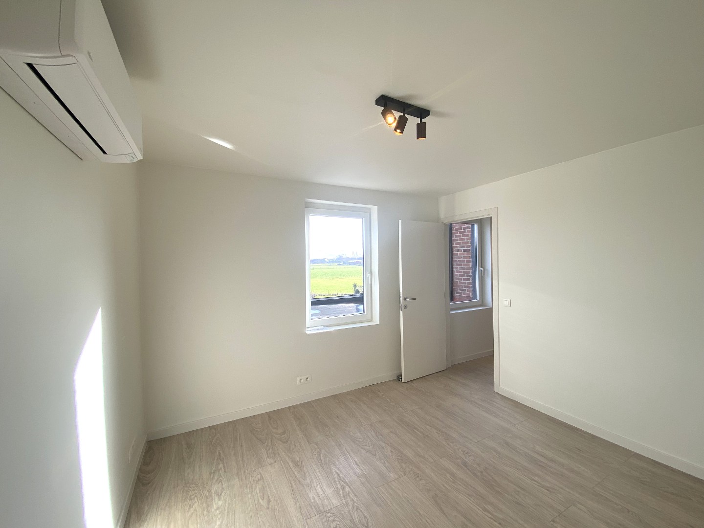 Volledig gerenoveerde centrumwoning in het hartje van Sint-Lodewijk op 442 m²! 