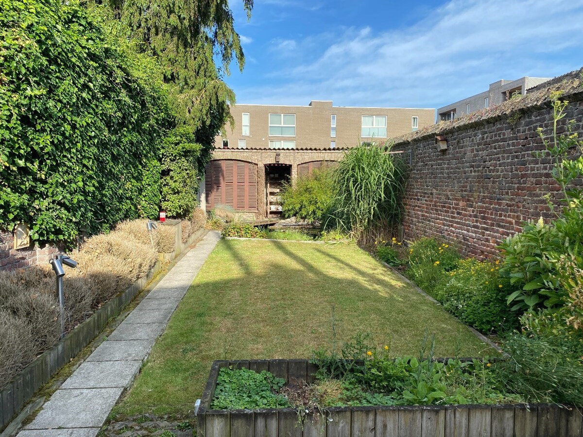 Uniek Handelspand met woonst op de Grote markt van Diksmuide. 