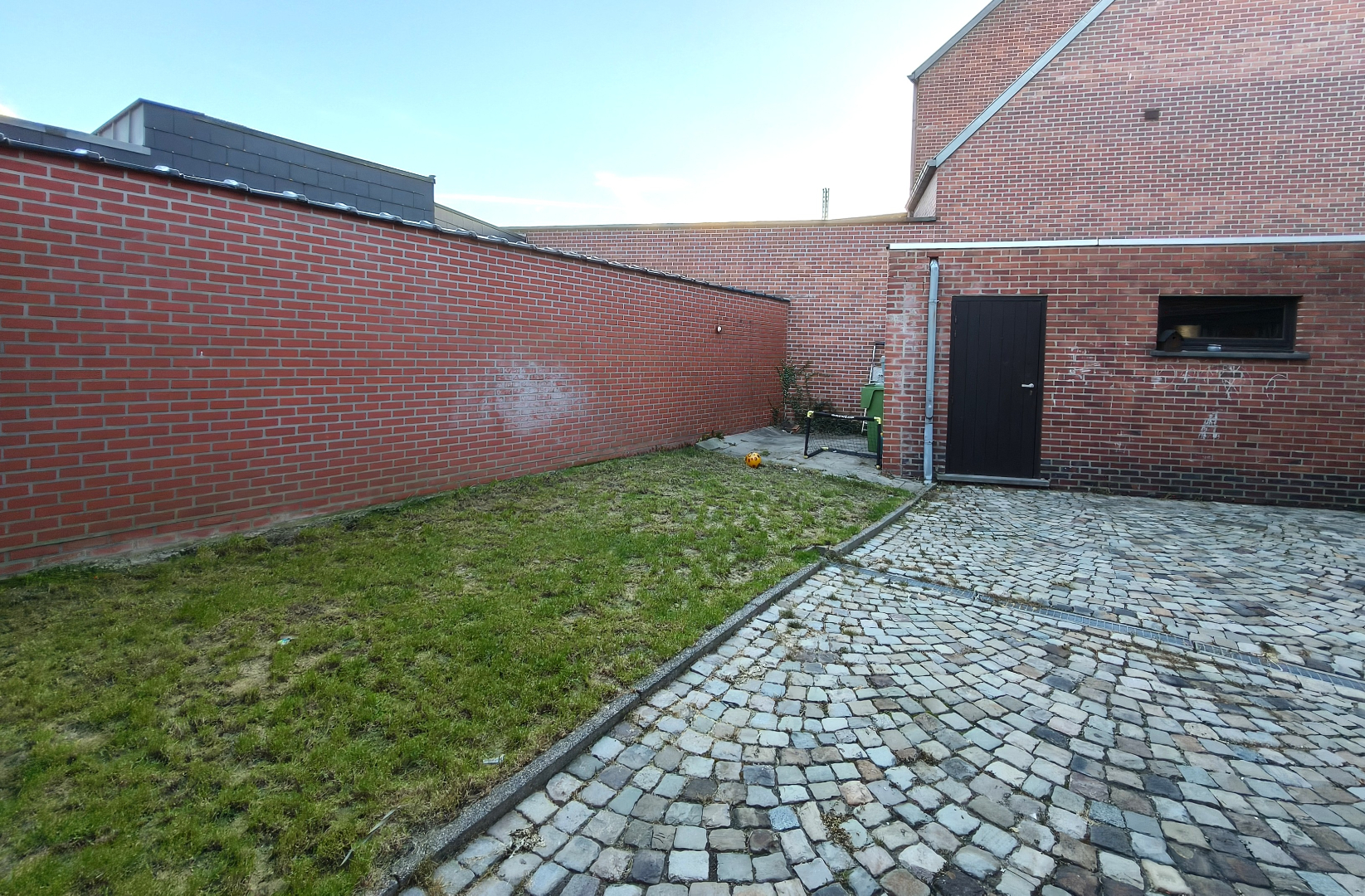 MOOIE WONING MET GARAGE EN TUINTJE 