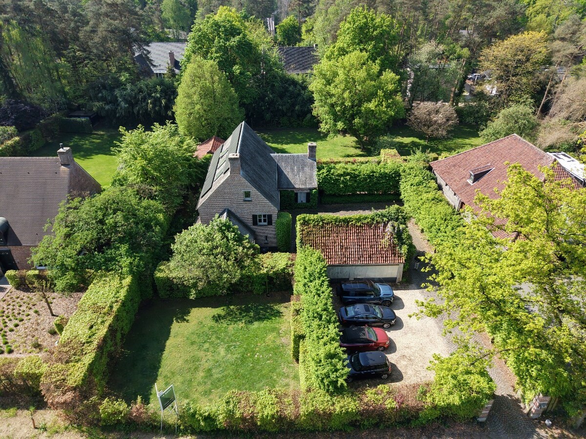 Sels villa met 4 slaapkamers, dubbele carport en garage, Zuid-West tuin op een perceel van 1.991 m² te Schilde - 's-Gravenwezel, 