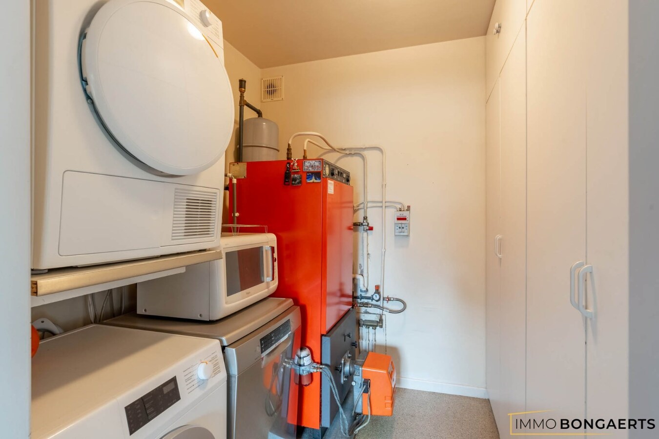 Ruim appartement met 3 slaapkamers en garage. 