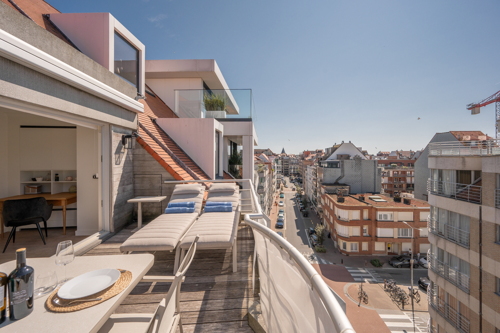 Exclusif duplex penthouse avec 3 chambres et terrasse ensoleillée, situé dans un emplacement de choix près de la place Rubens et de la mer. 