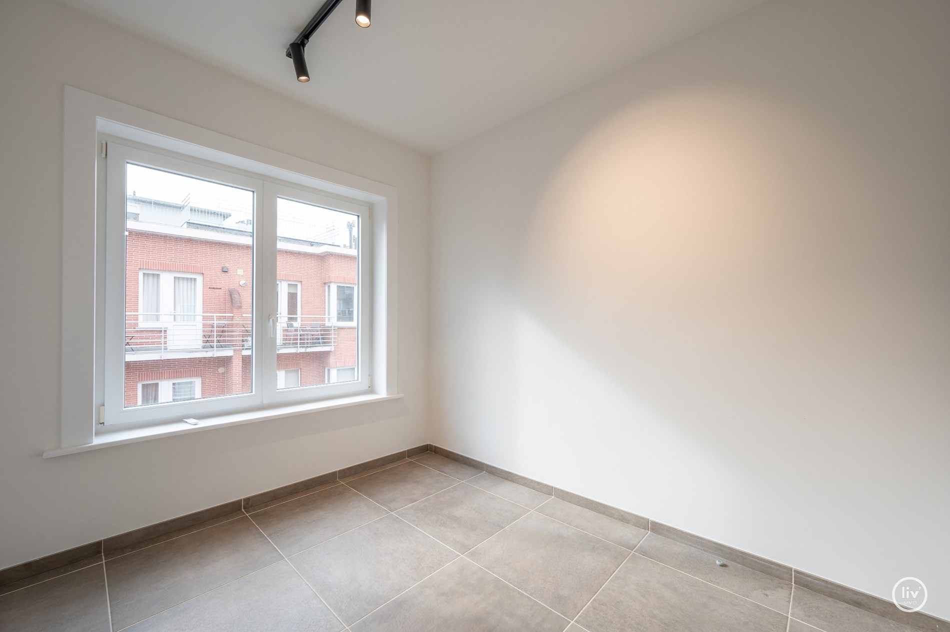 Hoekappartement is ideaal gelegen op de Zoutelaan in Knokke, vlakbij de winkels, het strand en alle faciliteiten. 