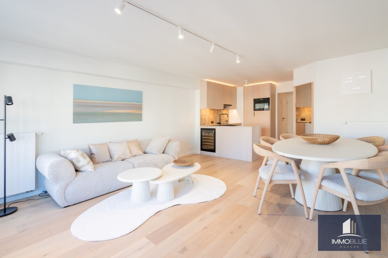 Volledig gerenoveerd, lichtrijk appartement gelegen in een kleine residentie. 