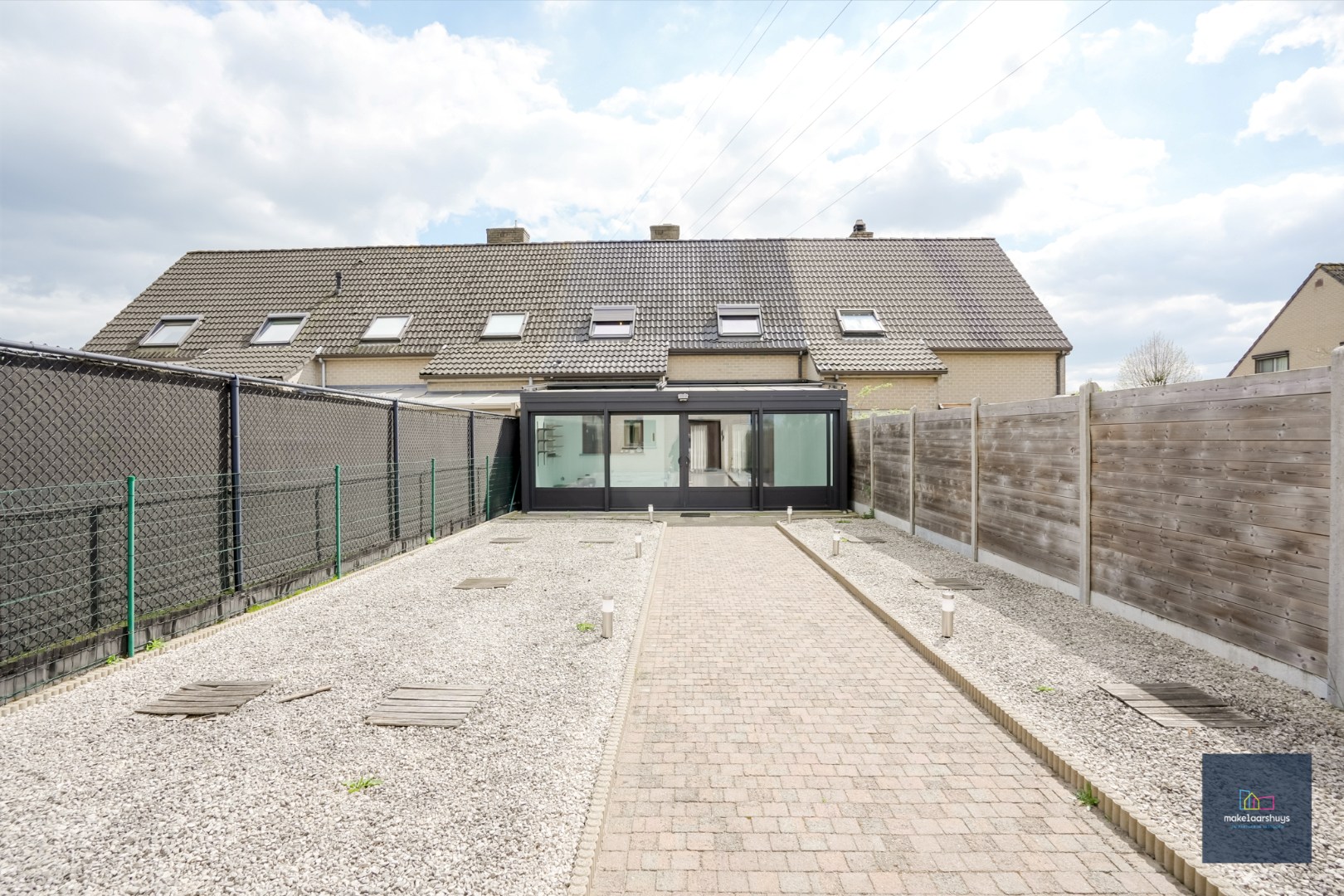 Verzorgde woning in rij met tuin en dubbele garage 