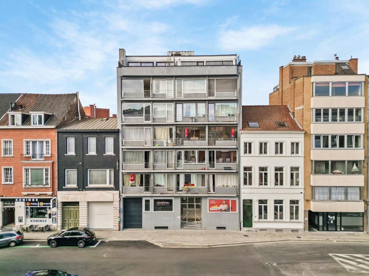 Prachtig 2-slaapkamer appartement (100m2)  met terras en garage te Kortrijk ! 