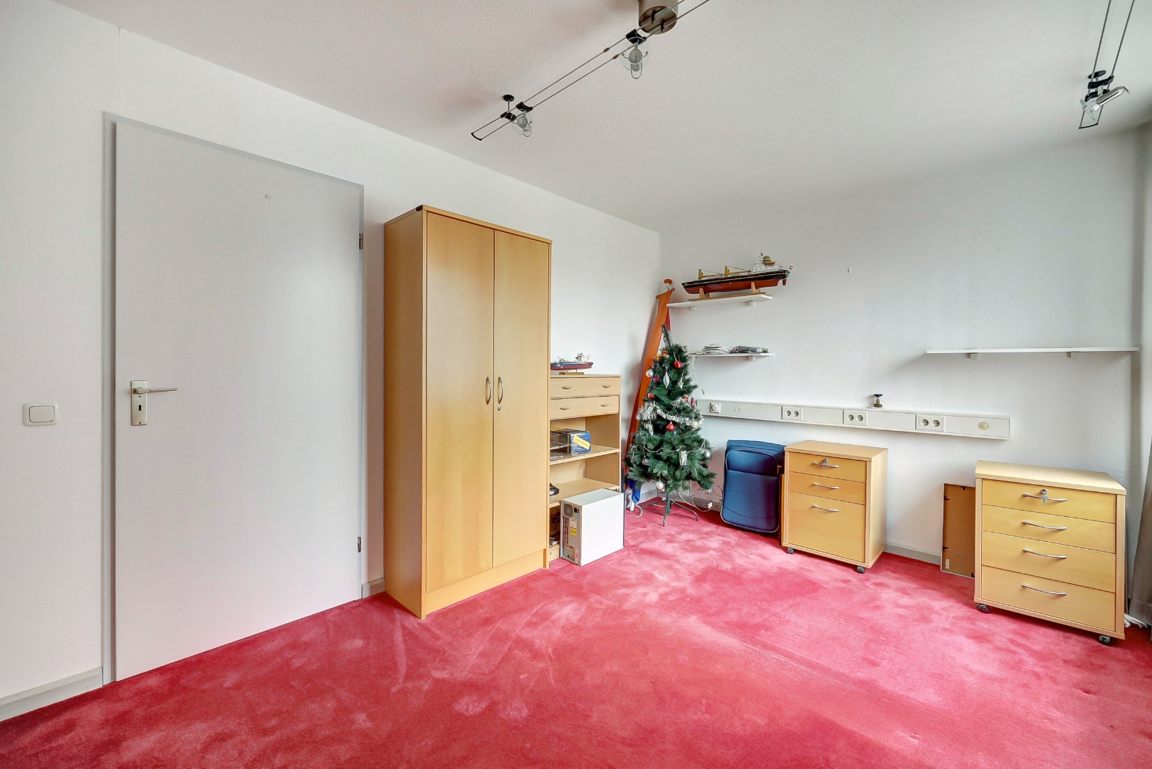 Ruime en lichte 2-onder-1-kap woning met parkeerplaats, garage, 3 slaapkamers, en zonnige tuin op het zuidwesten direct aan het water 