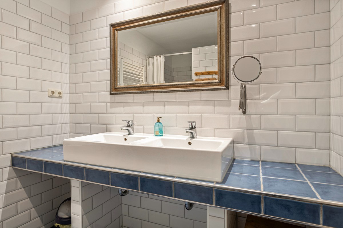 T.A. Makelaardij biedt aan: moderne architectonische vrijstaande villa met extra brede vrijstaande garage en royale private tuin rondom. 